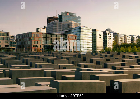 Centre de Berlin Holocaust Memorial personnes beton stelen architecte Peter Eisenmann contexte Sony Center Banque D'Images