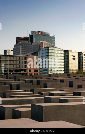 Centre de Berlin Holocaust Memorial personnes beton stelen architecte Peter Eisenmann contexte Sony Center Banque D'Images