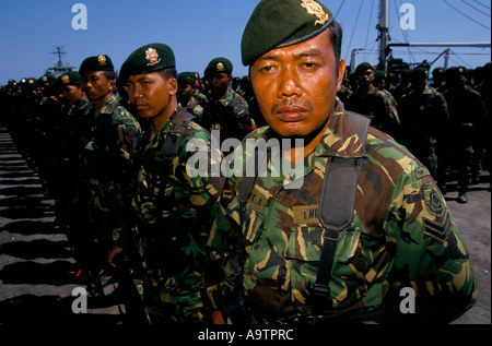 "Le TIMOR ORIENTAL Sept/Oct 1999', les troupes indonésiennes SE RASSEMBLER DANS LE PORT ET SE PRÉPARER À QUITTER DILI, 1999 Banque D'Images