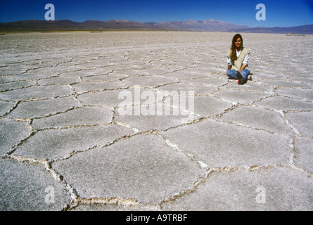 Femme dans un volet du sel dans une haute altitude salina dans le Nord de l'Argentine de la Puna Banque D'Images