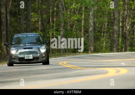 MINI Cooper S sur une route sinueuse route rurale Banque D'Images