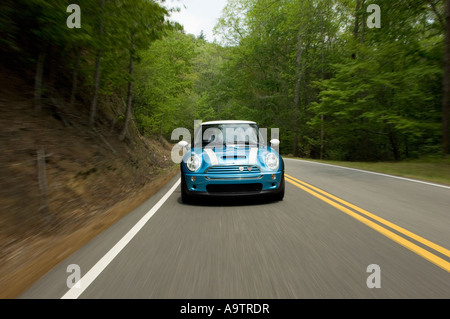 MINI Cooper S sur une route rurale Banque D'Images