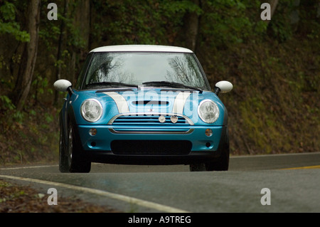 MINI Cooper S sur une route sinueuse Banque D'Images