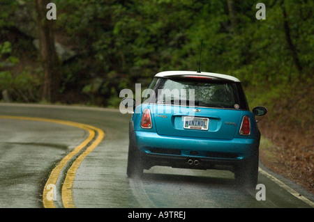 MINI Cooper S sur une route sinueuse Banque D'Images