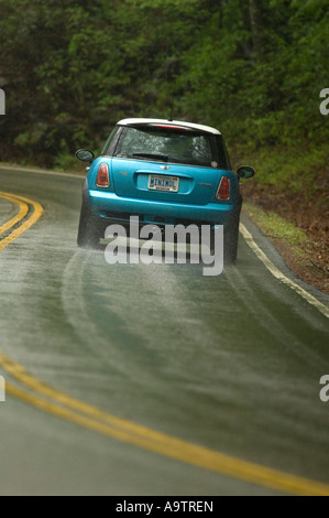 MINI Cooper S sur une route sinueuse Banque D'Images