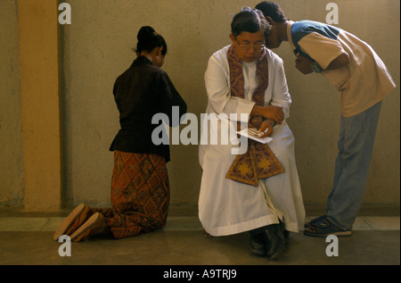 "Le TIMOR ORIENTAL Sept/Oct 1999» RAMONCITA PADILLA, PÈRE DE L'PHILIPPINES PREND CONFESSION DANS LA VILLE DE SAMALARY., 1999 Banque D'Images