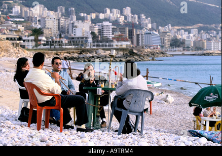 Les gens qui fument la pipe à Beyrouth AUTOUR DE TABLEAU DE PLAGE À JOUNIE Salon 1998 Banque D'Images