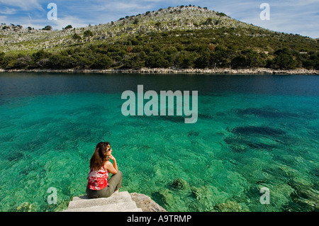 Scène du paysage d'une petite baie de l'île de Lastovo, Croatie. Banque D'Images