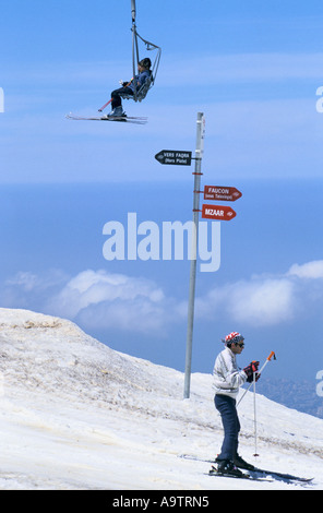 Beyrouth FARAYA MZAAR SKI SKIEUR DEBOUT PORTANT FOULARD DRAPEAU AMÉRICAIN SUR L'ASCENSEUR DE SKI SKIEURS AU-DESSUS DE 1998 Banque D'Images