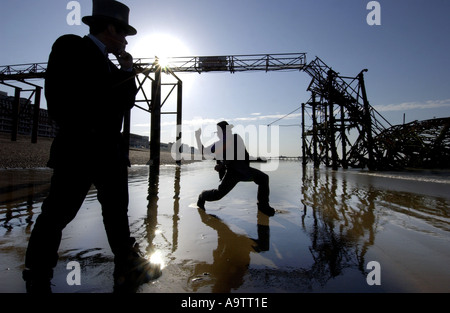 L'écrémage de pierre la concurrence sur la plage de Brighton. Candidat à l'un des lobs une pierre, surveillée par un juge dans un top hat Banque D'Images