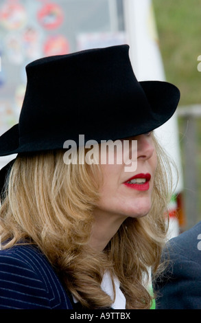 Ww2 1940 fashion femme vêtue de 40s style hat et couper les cheveux à Glen Miller festival Banque D'Images