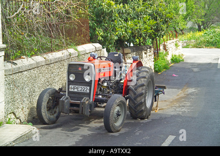 Vieux tracteur dans la rue Banque D'Images