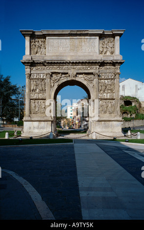 Benevento Campania Italie Arco di Traiano de Triomphe érigé en 114 pour célébrer les réalisations de l'empereur romain Trajan Banque D'Images