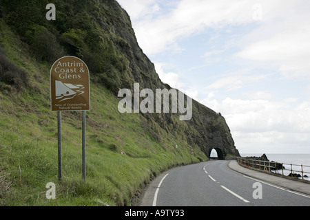 Arche calcaire conçu par Charles lanyon et antrim glens signe sur la route de la côte à l'extérieur de Larne le comté d'Antrim Banque D'Images