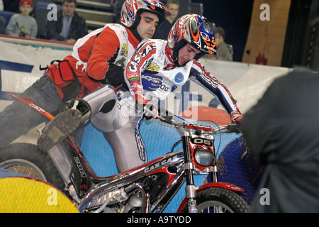 Jeroni Fajardo tombe de son vélo à des essais cliniques Odyssey Arena Championnat du Monde de l'Irlande du Nord Belfast Banque D'Images