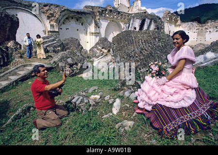 Jeune fille de 15 ans pose pour le coing ou provenant de l'âge de photo en ruines de l'église de l'époque coloniale Antigua Guatemala Banque D'Images