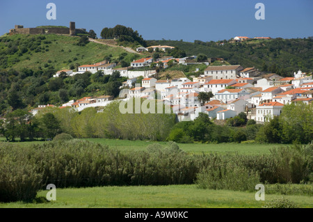 Le Portugal, l'Algarve, la Costa Vicentina, Aljezur, ville et château vu dans les champs Banque D'Images