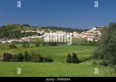 Le Portugal, l'Algarve, la Costa Vicentina, Aljezur, ville et château vu dans les champs Banque D'Images