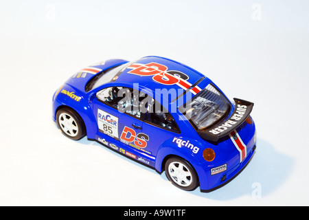 Volkswagen Beetle bleu petite voiture contre un fond blanc. Banque D'Images