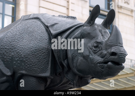 Statue de rhinocéros par Henri Alfred Jacquemart (1824-1896) à l'extérieur Musée d'Orsay Paris France Banque D'Images