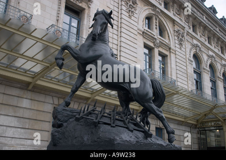 Cheval à la herse statue par Pierre Louis Rouillard (1820-1881) à l'extérieur Musée d Orsay Paris France Banque D'Images