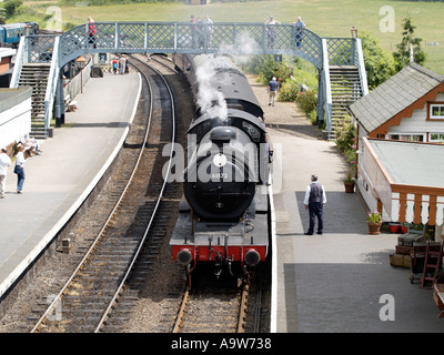 TRAIN À VAPEUR DES CHEMINS DE NORTH NORFOLK LINE PAVOT ENTRANT DANS LA STATION À WEYBOURNE EAST ANGLIA NORFOLK ENGLAND UK Banque D'Images