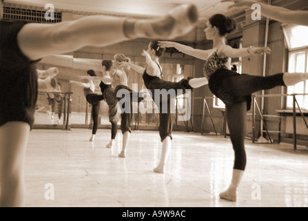 Ballerine femme debout sur ses orteils en répétition chaussures ballerine aux performances Banque D'Images