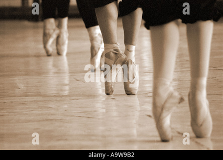 Ballerine femme debout sur ses orteils en répétition chaussures ballerine aux performances Banque D'Images