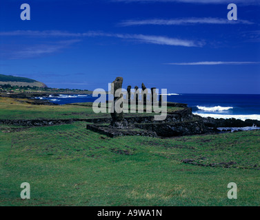 MOAI STATUES EN PIERRE DE LA TÊTE TÊTE TAHAI AHU KOTE RIKU L'ÎLE DE PÂQUES Rapa Nui, CHILI Banque D'Images