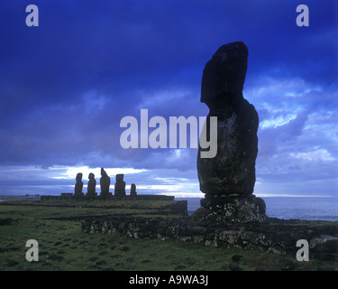 MOAI STATUES EN PIERRE DE LA TÊTE TÊTE TAHAI AHU KOTE RIKU L'ÎLE DE PÂQUES Rapa Nui, CHILI Banque D'Images