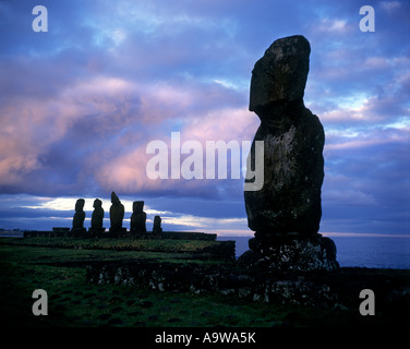 MOAI STATUES EN PIERRE DE LA TÊTE TÊTE TAHAI AHU KOTE RIKU L'ÎLE DE PÂQUES Rapa Nui, CHILI Banque D'Images