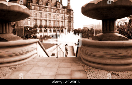 Dispositif de l'eau dans le jardin de la paix en face de l'hôtel de ville Sheffield Yorkshire UK Banque D'Images