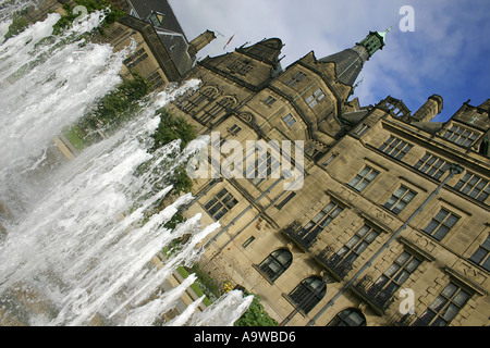 Dispositif de l'eau dans le jardin de la paix en face de l'hôtel de ville Sheffield Yorkshire UK Banque D'Images