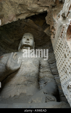 Chine Shanxi Datong Yungang Shiku Grottes près de la statue du Bouddha Géant sculpté à l'intérieur d'une grotte Banque D'Images