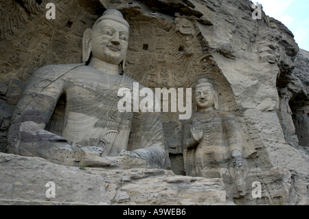 Chine Shanxi Datong Yungang Shiku Grottes près de deux statues de Bouddha géants à l'intérieur sculpté une grotte Banque D'Images