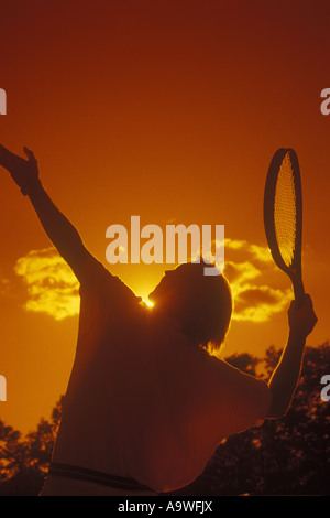 Joueur de tennis AU SERVICE DES HOMMES ADULTES Banque D'Images