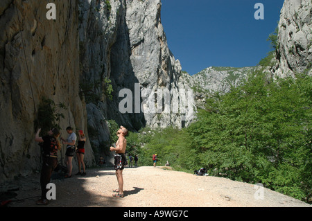 Grimpeurs en free climber gulch montagnes Velebit Parc national de Paklenica Croatie Banque D'Images