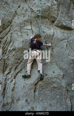 Les jeunes filles de l'escalade libre dans le ravin du grimpeur Le parc national de Paklenica Croatie Montagnes Velebit Banque D'Images