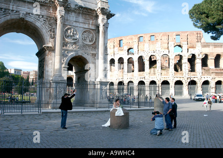 Promise par l'Arc de Constantin par le Colisée à Rome Italie Banque D'Images