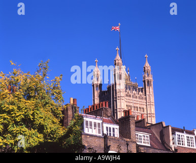 Vue de la tour Victoria avec Union Jack flag vu sur les toits. Banque D'Images