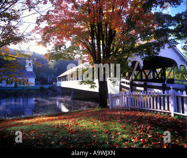 Automne FEUILLAGE PONT COUVERT BLANC STARK LA RIVIÈRE AMMONOOSUC WHITE MOUNTAIN NATIONAL FOREST NEW HAMPSHIRE USA Banque D'Images