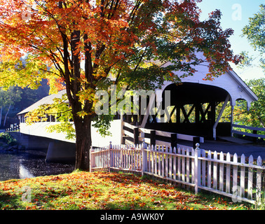 Automne FEUILLAGE PONT COUVERT BLANC STARK LA RIVIÈRE AMMONOOSUC WHITE MOUNTAIN NATIONAL FOREST NEW HAMPSHIRE USA Banque D'Images