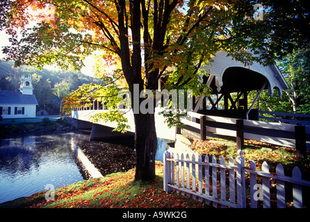 Automne FEUILLAGE PONT COUVERT BLANC STARK LA RIVIÈRE AMMONOOSUC WHITE MOUNTAIN NATIONAL FOREST NEW HAMPSHIRE USA Banque D'Images