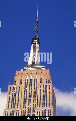 Empire State Building, New York. Gros plan ou gros plan de la tour de gratte-ciel jour du sommet. Architecture Art Déco à Midtown Manhattan, New York, États-Unis Banque D'Images