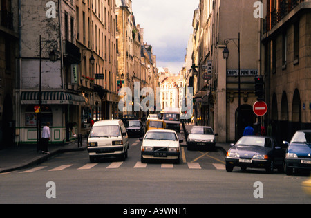 Paris trafic arrêté à un passage piétonnier sur la rive gauche. Conduire en France sur une rue latérale du quartier Latin un dimanche matin. France Banque D'Images