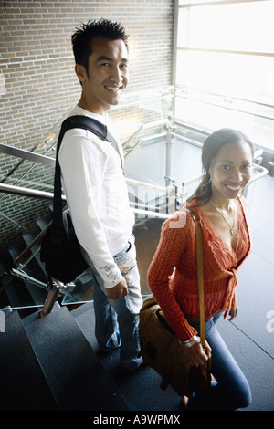 Les étudiants de l'université en bas de marche entre les classes Banque D'Images