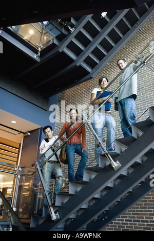 Portrait de college students standing on staircase Banque D'Images