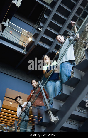 Portrait de college students standing on staircase Banque D'Images