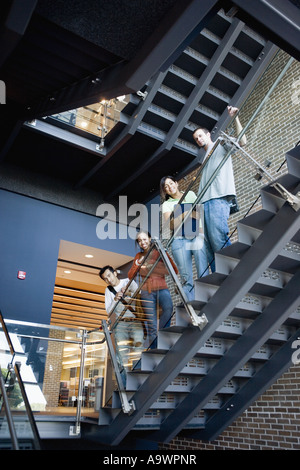 Portrait de college students standing on staircase Banque D'Images