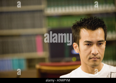 Head shot d'un jeune homme contemplative Banque D'Images